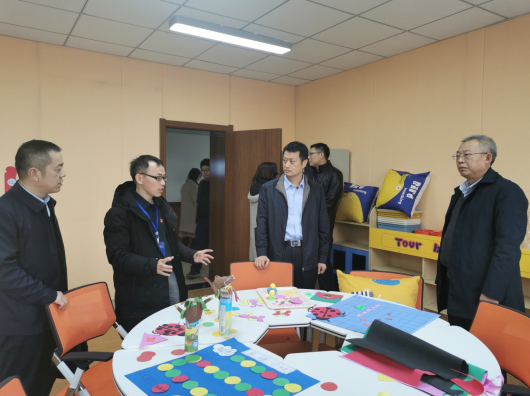 参观学前教育环创实验实训室.jpg 参观学前教育环创实验实训室.jpg